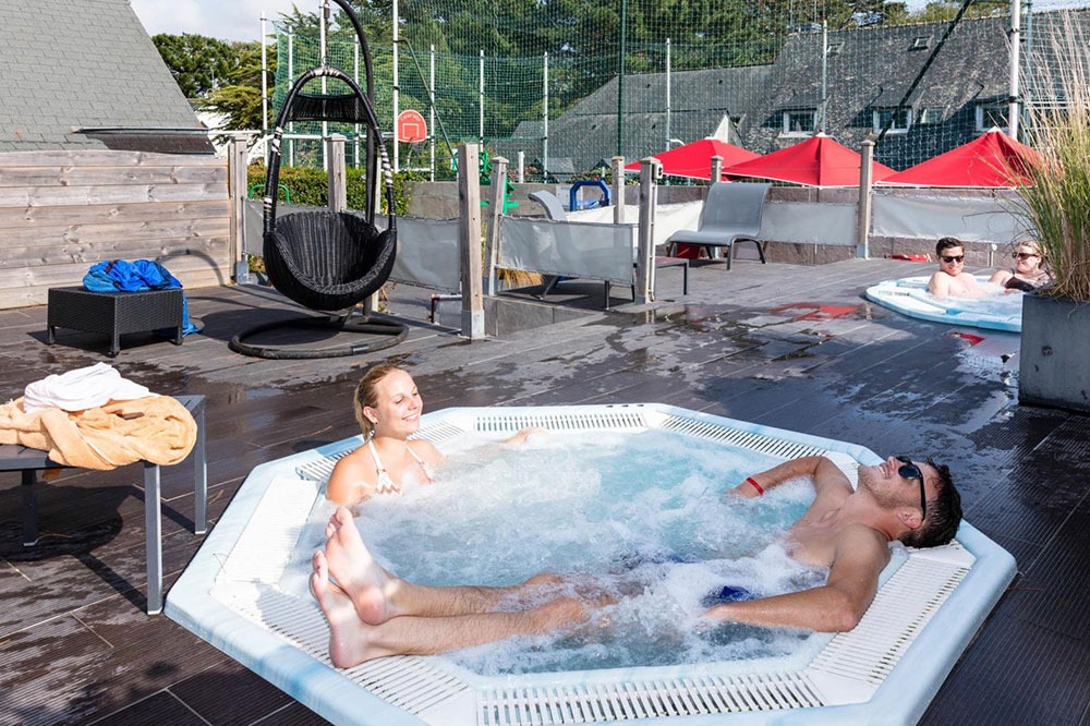 espace détente avec jacuzzi