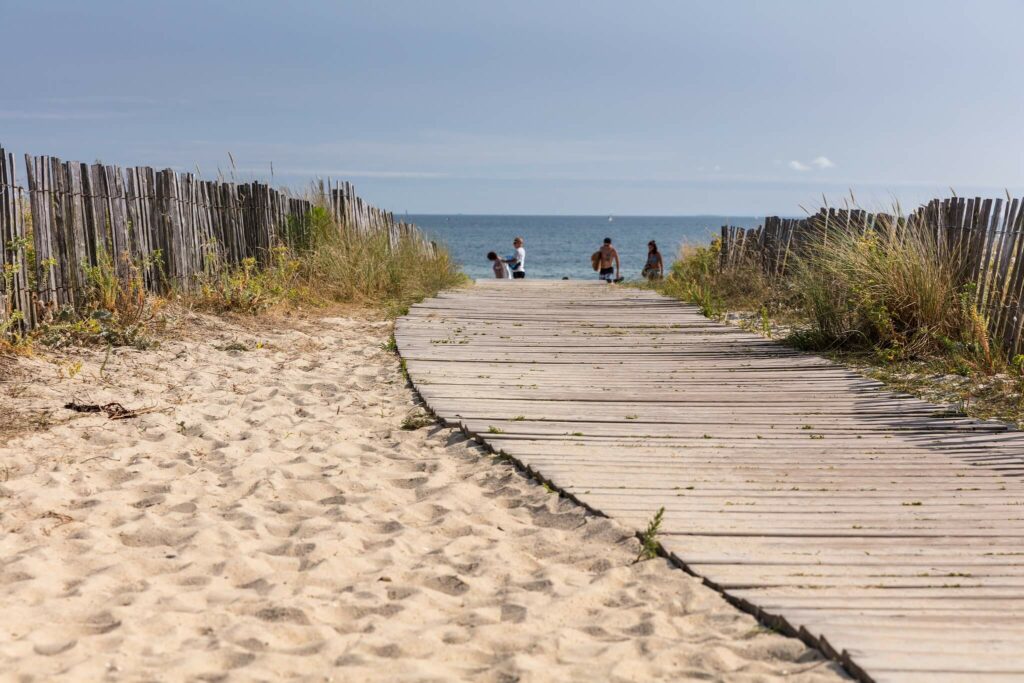 sentier jusqu'à la plage de carnac