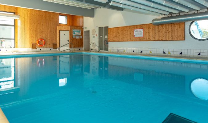 camping les menhirs piscine interieur